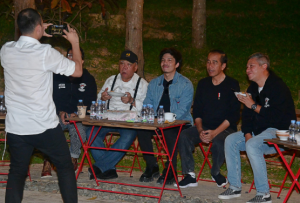 Presiden Jokowi Ajak Penggiat Seni dan Influencer Makan Malam di Glamping IKN