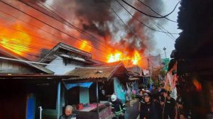 Kebakaran Hebat Melanda Kawasan Pemukiman di Samarinda, 13 Rumah Terbakar Habis